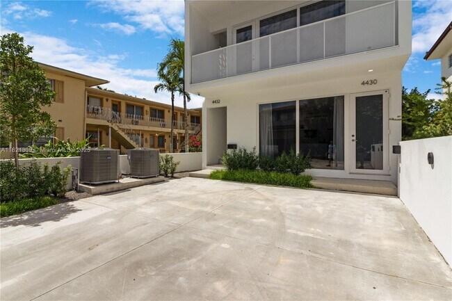 Foto del edificio - 4430 W Flagler St