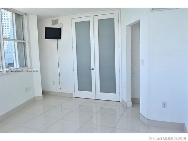 Building Photo - 905 Brickell Bay Dr