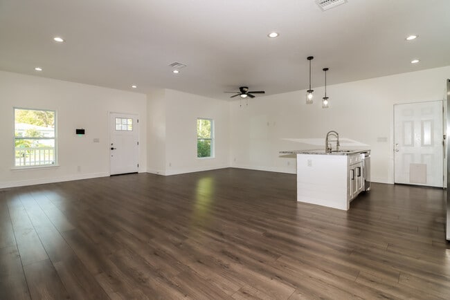 Building Photo - 2001 E Wood St