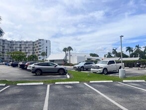 Building Photo - 3475 N Country Club Dr