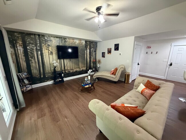 Foto del edificio - Room in Single Family Home on Vasser Pl