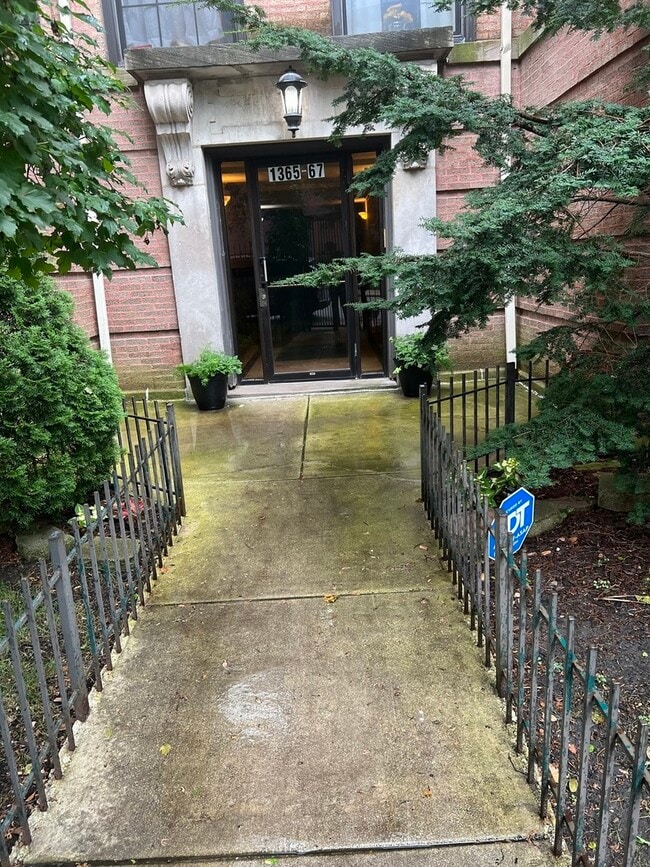 Building Photo - 1367 E 64th St