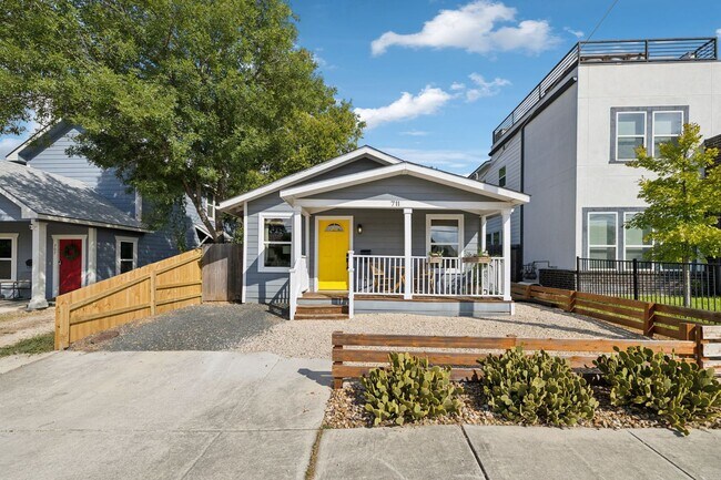 Building Photo - DARLING 2-BEDROOM MAHNCKE PARK COTTAGE