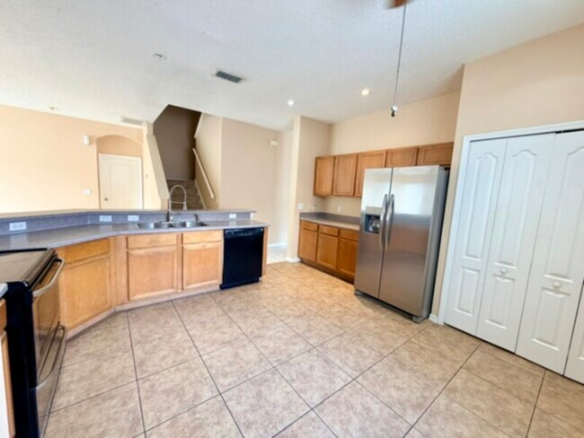 Building Photo - 4bedroom home w Fenced yard $2695 lawn service &amp; Community Pool Included