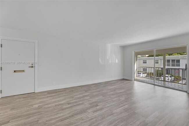 Foto del edificio - 6413 Bay Club Dr