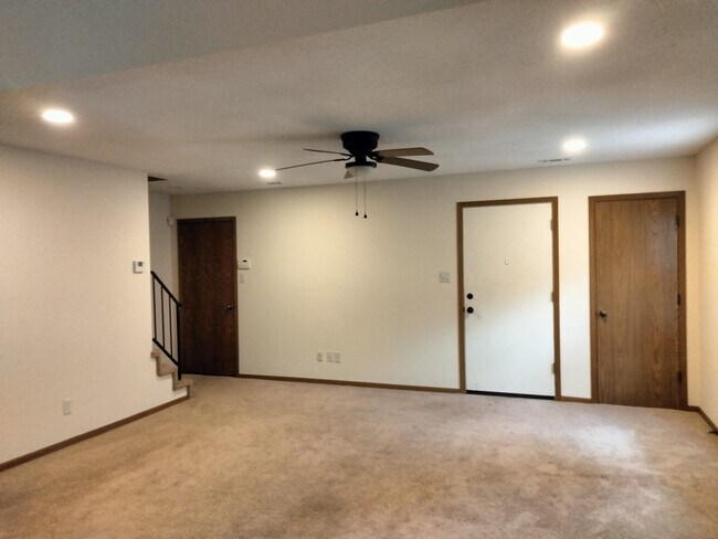 Building Photo - 3650 SW Oak Pky