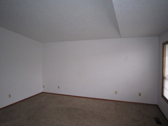 Foto del edificio - Three Bedroom in South Salem