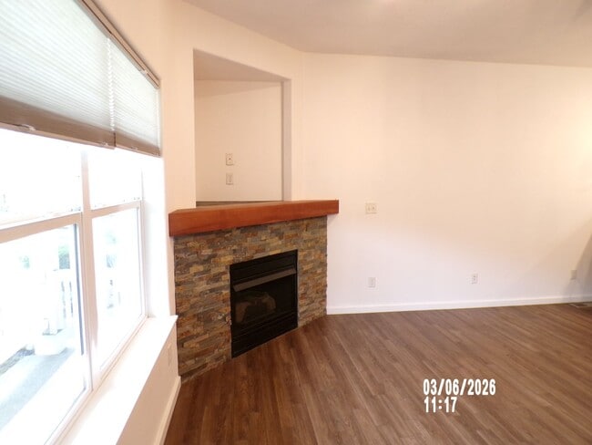 Building Photo - Newly remodeled Meadows Townhome