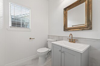 Building Photo - 2431 Parkwood Ln