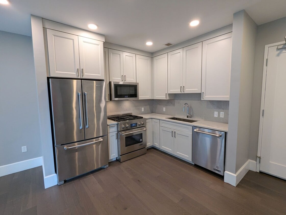 Primary Photo - Stunning Downtown 1 Bedroom Condo at The L...