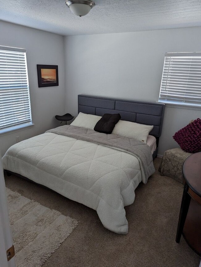 Foto del edificio - 3 Bedroom 2 Bath with 2 car garage
