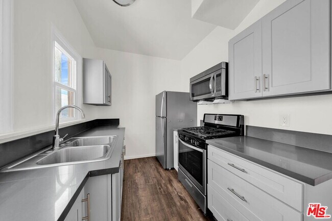 Foto del edificio - 3209 Descanso Dr