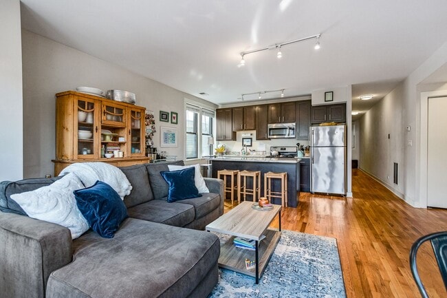 Building Photo - 2229 W Wilson Ave