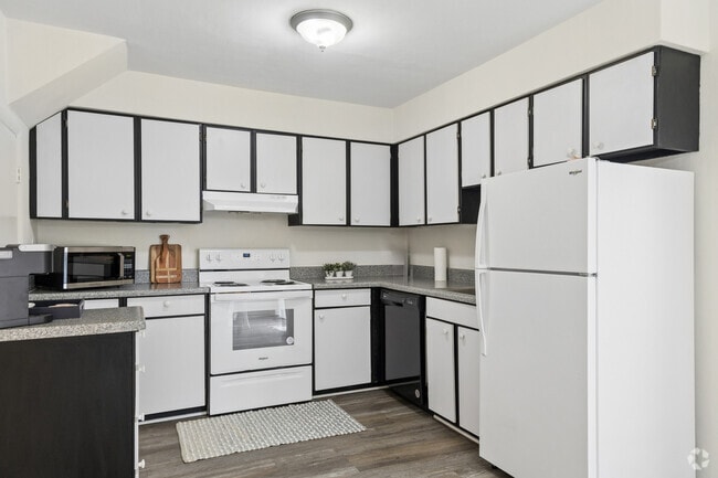 3 habitaciones, 1.5 baños - 1100 pies cuadrados - Cocina - College Square Townhomes Apartments