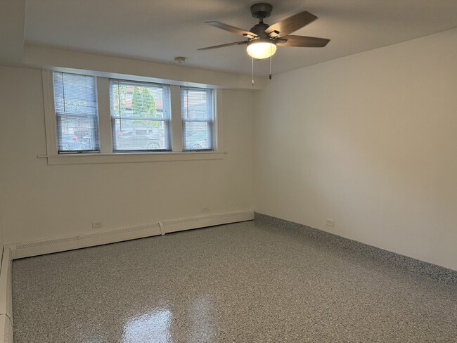 Photo - 5010 W Grace St Apartment
