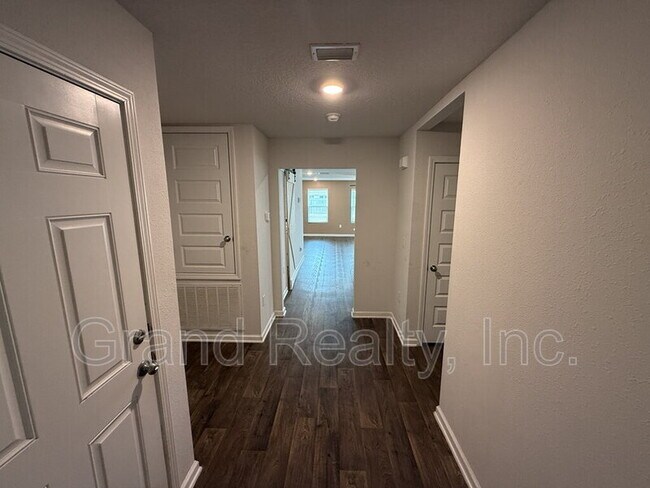 Foto del edificio - 5638 Tristan Ct