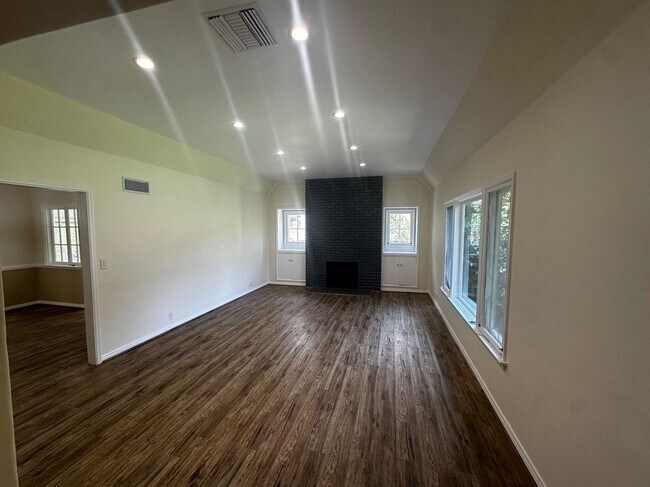 Foto del edificio - 2151 N Altadena Dr