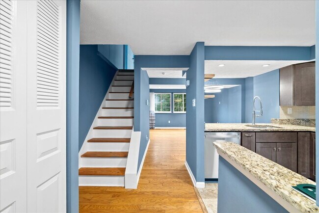 Building Photo - "Charming 2-Bed Townhouse with great upgra...
