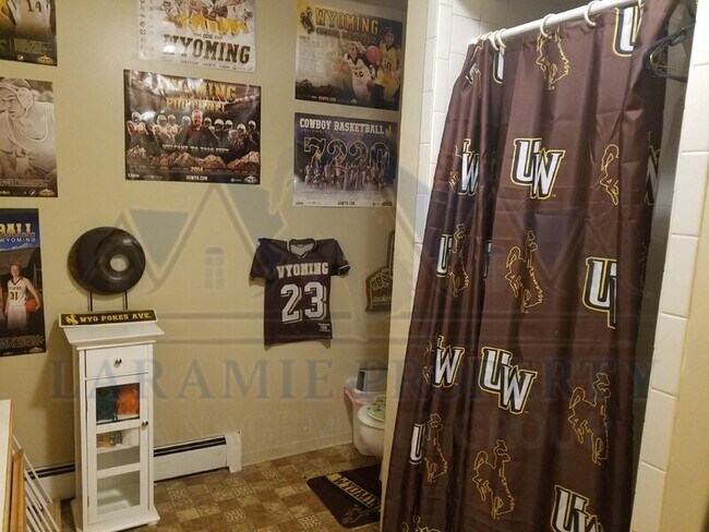 Building Photo - 1318 Shield St