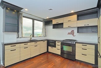 Building Photo - 600 Main St