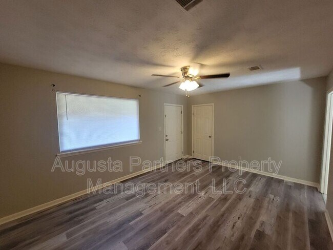 Building Photo - 225 Pecan Dr