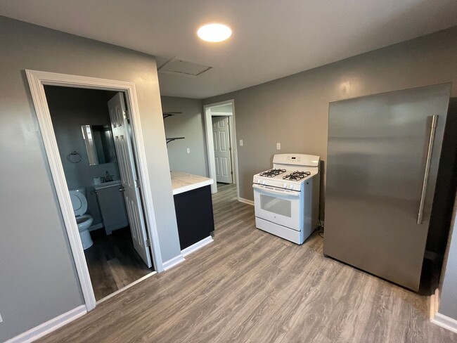 Building Photo - Newly Updated 2 bedroom apartment with an ...