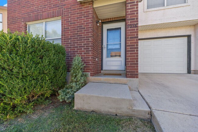 Foto del edificio - Charming Home Awaits: Spacious & Modern Li...