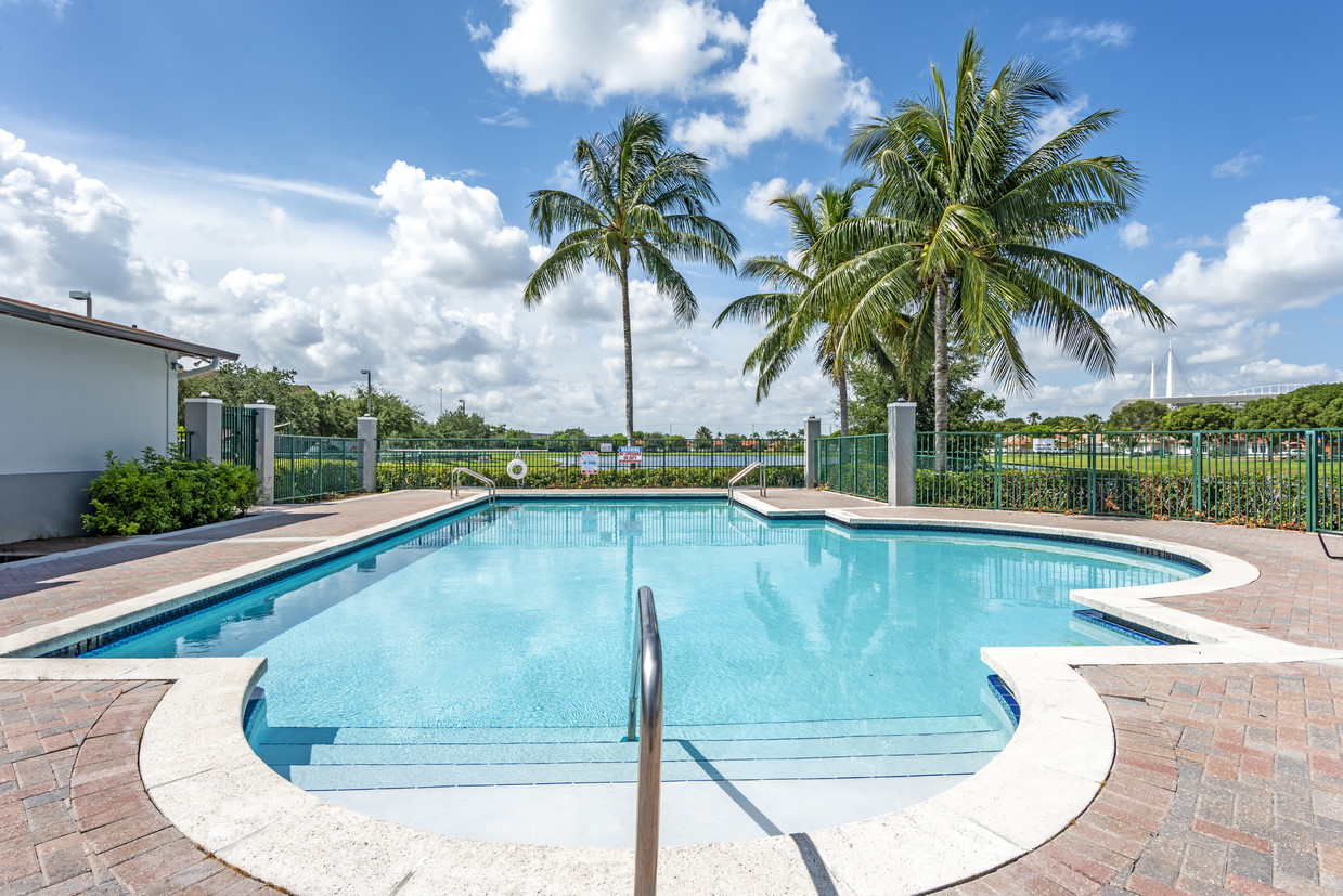 ¡Piscina refrescante - Cedar Grove Apartments