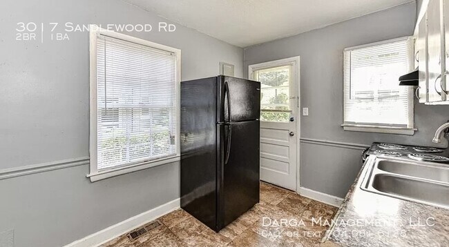 Foto del edificio - 3017 Sandlewood Rd