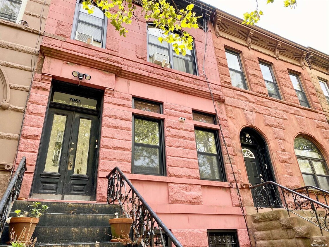 Primary Photo - 786A Hancock St