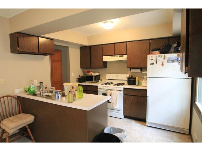 Building Photo - 2104 Highwood Ave E