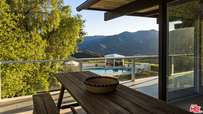 Foto del edificio - 26094 Mulholland Hwy