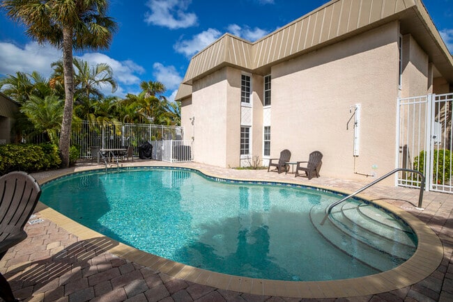 Building Photo - 6BR- Z5116