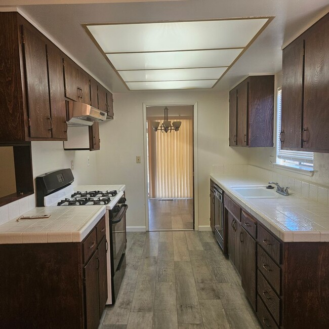 Building Photo - 4 Bedroom Home in Northeast Modesto