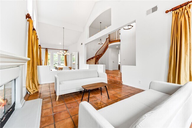 Building Photo - 6392 Doral Dr