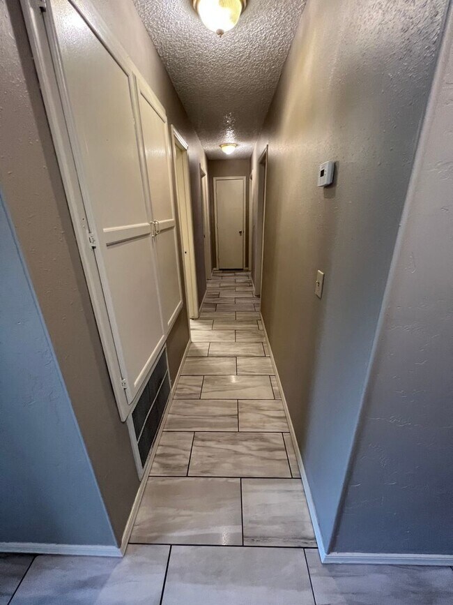Foto del edificio - 3 Bed 2 Bath House with 2 Car Garage, Total Electric W/Yard Care Included