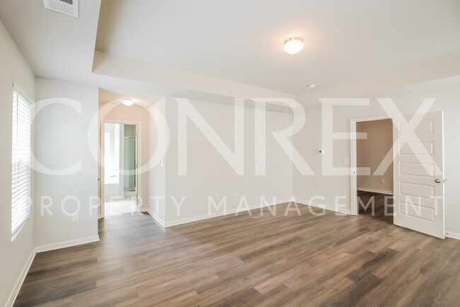 Building Photo - Must See 5 Bedroom!