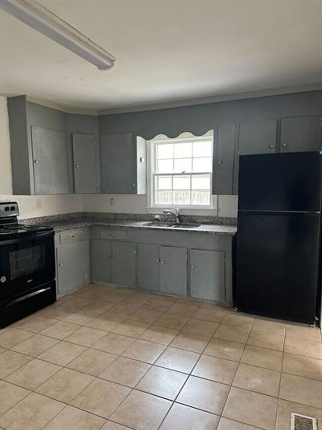 Building Photo - Bright & Airy 3-Bedroom Home with Deck and...