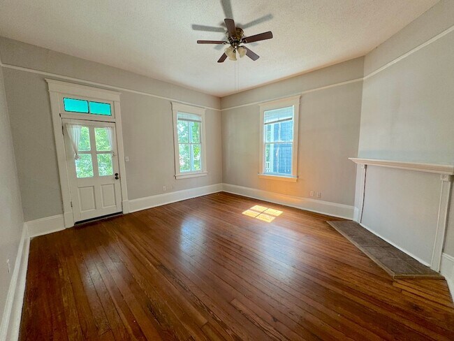 Foto del edificio - 3 BED | 2 BATH | PRIVATE UPSTAIRS BALCONY | STARLAND