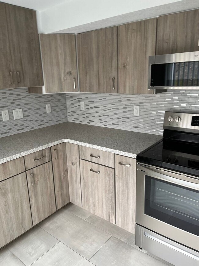 Building Photo - Remodelled 2/1 in Louisville, Modern Appliances and Finishes, Private Deck, Private Entry