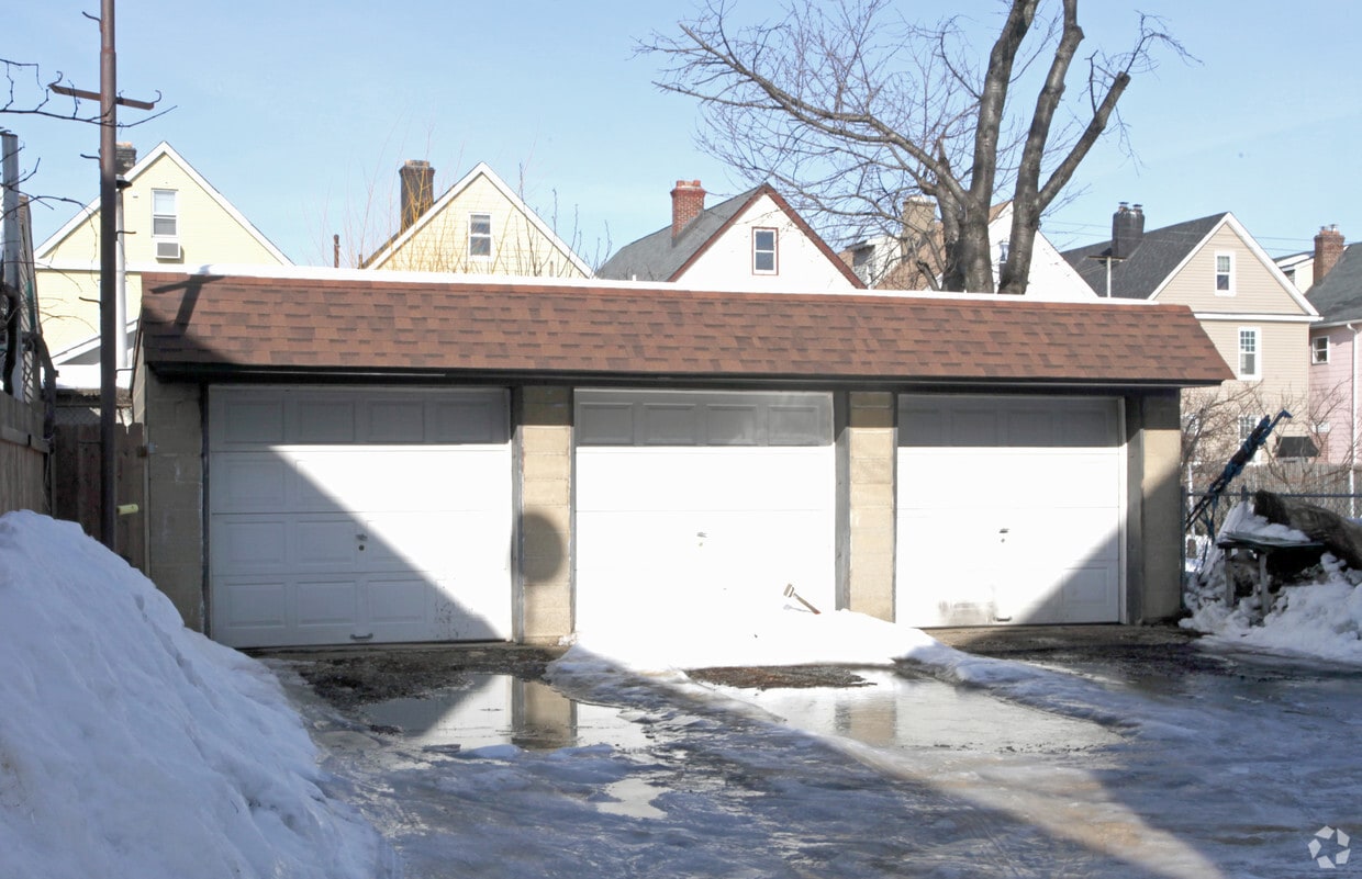 Building Photo - 720 Van Buren Ave