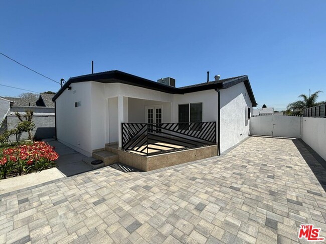 Building Photo - 6537 Teesdale Ave