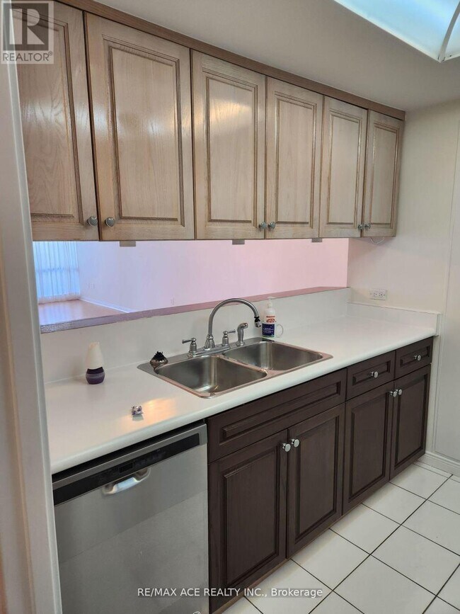 Photo du bâtiment - 1555 Finch Ave E