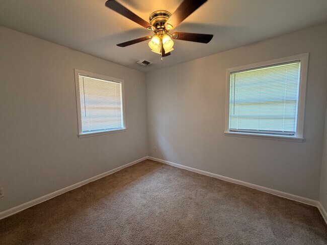 Building Photo - This conveniently located Russellville home