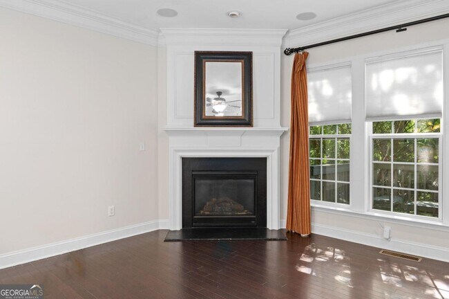 Foto del edificio - 318 Ardmore Ct NW