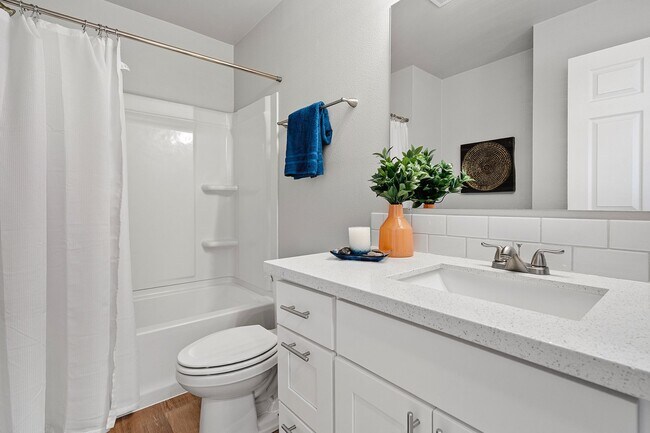Foto del edificio - Spacious 4-Bedroom Home in South Capitol O...