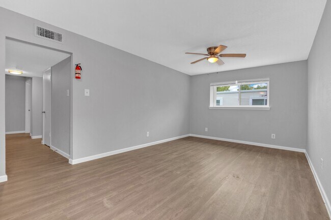 Foto del edificio - 521 Spring Dr