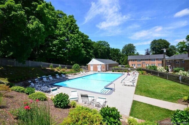 Foto del edificio - 143 Heritage Hill Rd