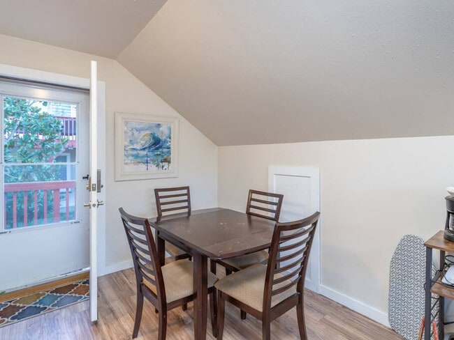 Building Photo - 1427 E Hays St