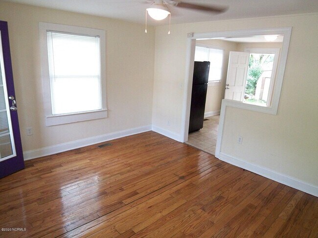 Building Photo - 305 S Elm St